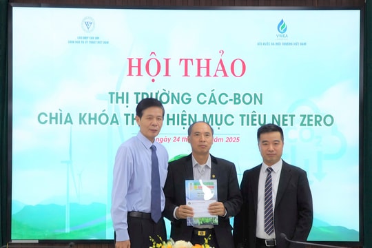 Hội Nước và Môi trường Việt Nam trao quà ủng hộ Hội Nước sạch và Môi trường Thái Nguyên khắc phục hậu quả bão lũ