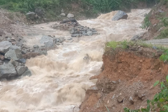 Miền Trung đối mặt nguy cơ lũ quét, sạt lở đất trên diện rộng do mưa lớn kéo dài
