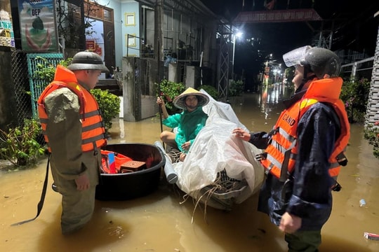 Hơn 2.000 hộ dân ở Đà Nẵng bị cô lập do mưa lớn kéo dài Hơn 2.000 hộ dân ở Đà Nẵng bị cô lập do mưa lớn kéo dài