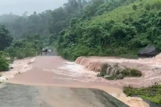 Mưa lớn gây ngập lụt, nhiều trường học miền núi Quảng Trị phải tạm nghỉ để đảm bảo an toàn Mưa lớn gây ngập lụt, nhiều trường học miền núi Quảng Trị phải tạm nghỉ để đảm bảo an toàn