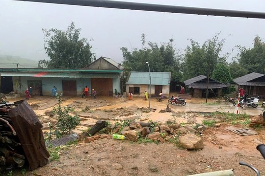 Mưa lớn gây chia cắt nhiều khu vực ở Quảng Ngãi, gần 500 hộ dân bị cô lập hoàn toàn Mưa lớn gây chia cắt nhiều khu vực ở Quảng Ngãi, gần 500 hộ dân bị cô lập hoàn toàn
