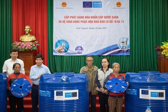 UNICEF chung tay hỗ trợ khẩn cấp nước sạch và vệ sinh cho người dân vùng lũ miền Bắc UNICEF chung tay hỗ trợ khẩn cấp nước sạch và vệ sinh cho người dân vùng lũ miền Bắc