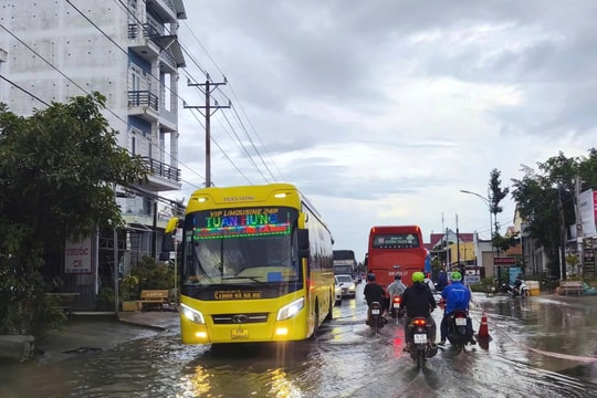 Cà Mau: Triều cường dâng cao, nhiều tuyến đường ngập nặng Cà Mau: Triều cường dâng cao, nhiều tuyến đường ngập nặng
