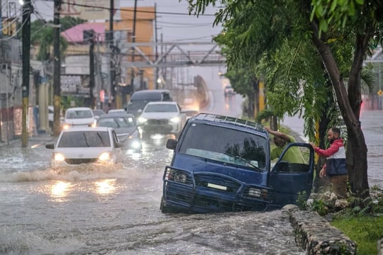 Siêu bão Melissa mạnh nhất thế giới trong năm 2025 đang hoành hành, ít nhất 7 người thiệt mạng Siêu bão Melissa mạnh nhất thế giới trong năm 2025 đang hoành hành, ít nhất 7 người thiệt mạng