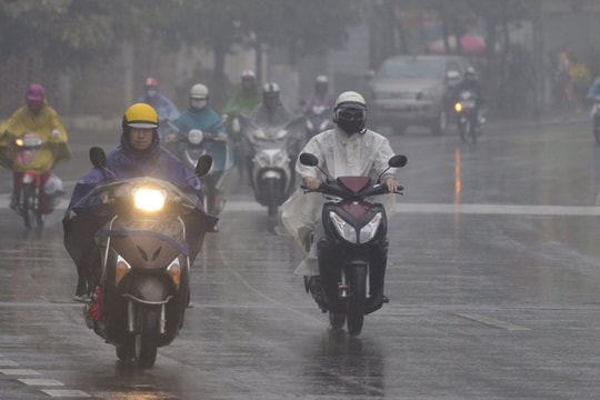 Miền Trung mưa lớn kéo dài, Bắc Bộ chuyển lạnh về đêm