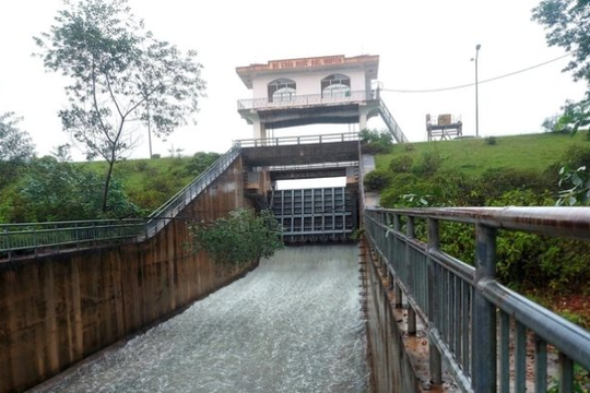 Nhiều hồ chứa lớn ở Hà Tĩnh xả tràn ứng phó với mưa lớn Nhiều hồ chứa lớn ở Hà Tĩnh xả tràn ứng phó với mưa lớn