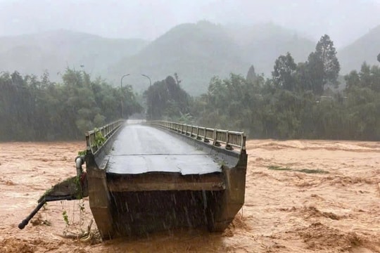 Huế: Lũ lớn cuốn trôi chân cầu Leno, chia cắt giao thông giữa hai xã