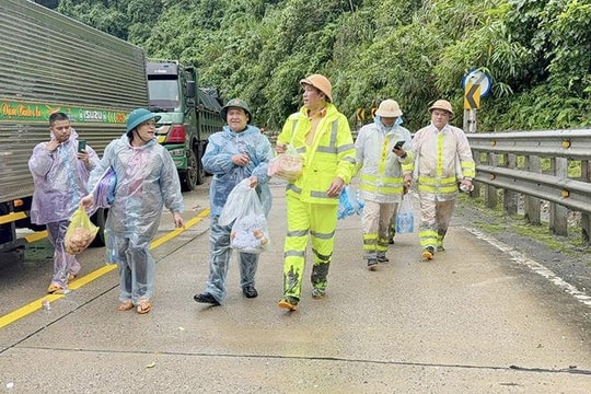 Dùng drone vượt sạt lở, tiếp tế lương thực cho hàng chục tài xế kẹt trên đèo Lò Xo Dùng drone vượt sạt lở, tiếp tế lương thực cho hàng chục tài xế kẹt trên đèo Lò Xo
