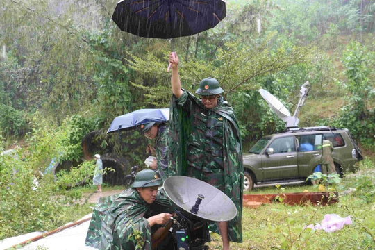 Đà Nẵng: Lắp trạm thu - phát sóng dã chiến tại vùng bị mưa lũ cô lập Đà Nẵng: Lắp trạm thu - phát sóng dã chiến tại vùng bị mưa lũ cô lập