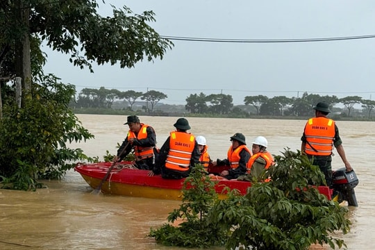 Đà Nẵng mưa lớn kéo dài, lũ đặc biệt lớn trên các sông: Hơn 65.000 hộ dân bị ảnh hưởng Đà Nẵng mưa lớn kéo dài, lũ đặc biệt lớn trên các sông: Hơn 65.000 hộ dân bị ảnh hưởng
