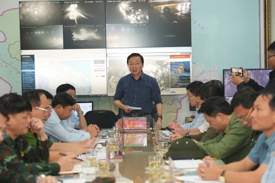 Phó thủ tướng Trần Hồng Hà kiểm tra công tác ứng phó và động viên người dân vùng lũ thành phố Huế