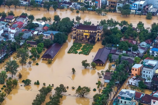 Thiệt hại nặng nề do mưa lũ lịch sử tại Huế và Đà Nẵng Thiệt hại nặng nề do mưa lũ lịch sử tại Huế và Đà Nẵng