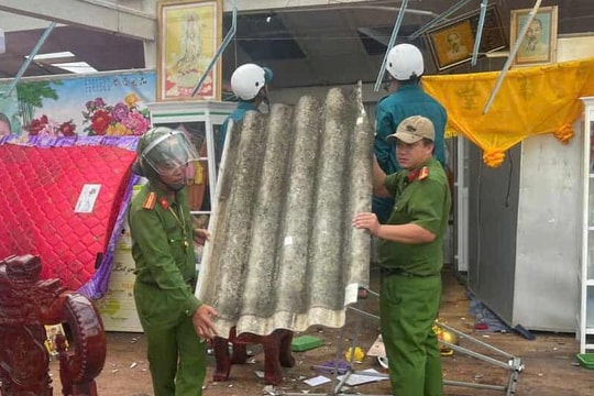 Cà Mau lại xảy ra lốc xoáy gây thiệt hại tài sản gần 1 tỷ đồng Cà Mau lại xảy ra lốc xoáy gây thiệt hại tài sản gần 1 tỷ đồng