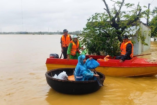 Mưa lớn lịch sử gây ngập diện rộng ở miền Trung, dự báo còn kéo dài 3-4 ngày tới Mưa lớn lịch sử gây ngập diện rộng ở miền Trung, dự báo còn kéo dài 3-4 ngày tới