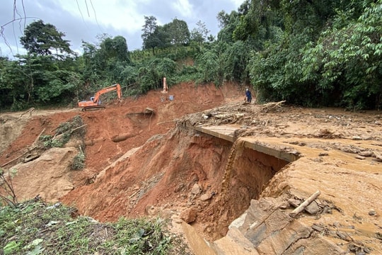 Mưa lớn kéo dài, nhiều xã phường có nguy cơ ngập sâu, lũ quét và sạt lở đất Mưa lớn kéo dài, nhiều xã phường có nguy cơ ngập sâu, lũ quét và sạt lở đất
