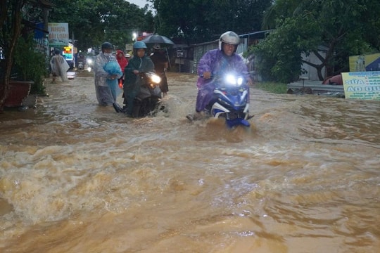 Mưa lũ dữ dội bao trùm miền Trung, nhiều nơi ghi nhận lượng mưa trên 400mm Mưa lũ dữ dội bao trùm miền Trung, nhiều nơi ghi nhận lượng mưa trên 400mm
