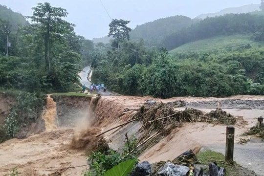 Quảng Ngãi: Nước lũ dâng ngập đến tầng 1, nhiều nơi xấp xỉ đỉnh lịch sử năm 1999 Quảng Ngãi: Nước lũ dâng ngập đến tầng 1, nhiều nơi xấp xỉ đỉnh lịch sử năm 1999
