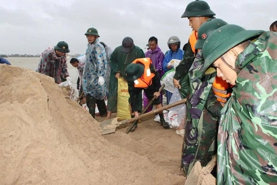 Đà Nẵng: Kè biển Duy Nghĩa bị sóng đánh sập, Sư đoàn 315 ứng cứu khẩn trong mưa lũ Đà Nẵng: Kè biển Duy Nghĩa bị sóng đánh sập, Sư đoàn 315 ứng cứu khẩn trong mưa lũ