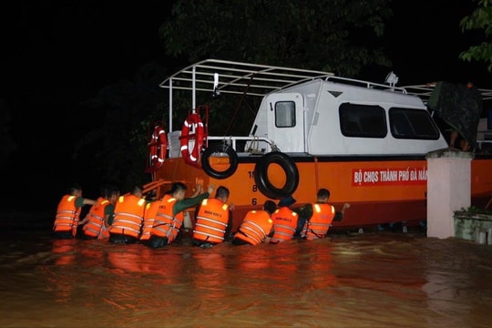Đà Nẵng: Lệnh xuyên đêm, gần 100 cán bộ chiến sĩ vượt lũ cứu dân từng phút Đà Nẵng: Lệnh xuyên đêm, gần 100 cán bộ chiến sĩ vượt lũ cứu dân từng phút