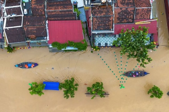 Các sông ở Huế, Đà Nẵng, Quảng Ngãi vẫn ở mức rất cao, cảnh báo ngập sâu diện rộng