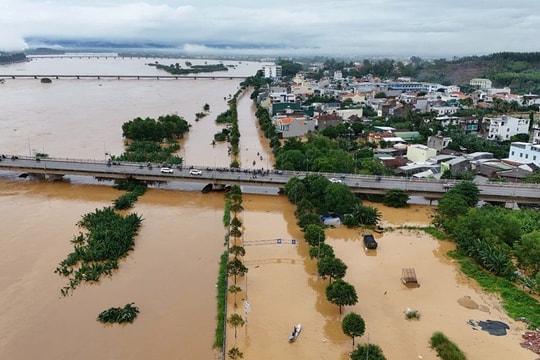 Hơn 5.000 ngôi nhà chìm trong nước, Quảng Ngãi kiến nghị hỗ trợ khẩn cấp kinh phí và nhu yếu phẩm Hơn 5.000 ngôi nhà chìm trong nước, Quảng Ngãi kiến nghị hỗ trợ khẩn cấp kinh phí và nhu yếu phẩm