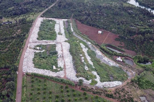 Lâm Đồng: Rác thải tràn ra Quốc lộ 14C, gây ô nhiễm nghiêm trọng và tiềm ẩn nguy cơ tai nạn Lâm Đồng: Rác thải tràn ra Quốc lộ 14C, gây ô nhiễm nghiêm trọng và tiềm ẩn nguy cơ tai nạn