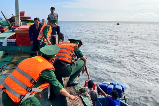 Đồn Biên phòng Côn Đảo kịp thời cứu nạn 08 ngư dân bị nạn trên biển Đồn Biên phòng Côn Đảo kịp thời cứu nạn 08 ngư dân bị nạn trên biển