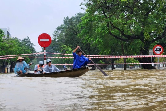 Miền Trung hứng mưa lớn diện rộng, nhiều nơi vượt 500mm Miền Trung hứng mưa lớn diện rộng, nhiều nơi vượt 500mm