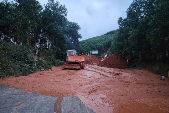 Còn 79 điểm tắc đường tại Trung Bộ do mưa lũ lớn Còn 79 điểm tắc đường tại Trung Bộ do mưa lũ lớn