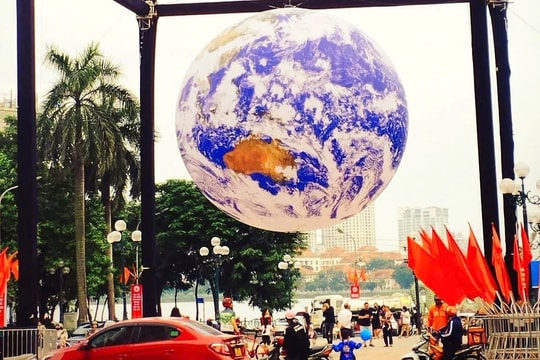 “Trái Đất khổng lồ” giữa Hồ Tây: Khi nghệ thuật lên tiếng vì hành tinh xanh
