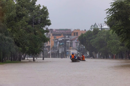 Huế: 12 người thiệt mạng, 1 người mất tích, hơn 11.500 ngôi nhà vẫn chìm trong nước lũ Huế: 12 người thiệt mạng, 1 người mất tích, hơn 11.500 ngôi nhà vẫn chìm trong nước lũ