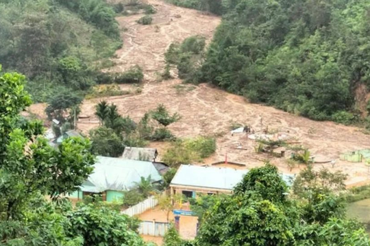 Đà Nẵng: Sạt lở nghiêm trọng vùi lấp 16 ngôi nhà