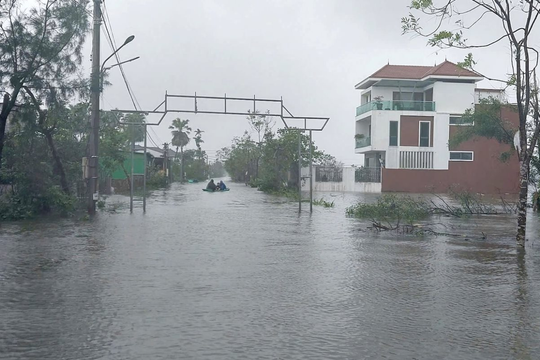 Hà Tĩnh vẫn ngập sâu sau đợt mưa lớn lịch sử, hàng nghìn hộ dân bị chia cắt