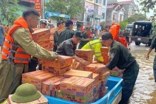 Bộ Y tế chỉ đạo kiểm soát chặt chất lượng thực phẩm, nước uống hỗ trợ người dân vùng lũ