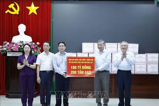 Tổng Bí thư Tô Lâm trao 100 tỷ và 200 tấn gạo hỗ trợ người dân bị ảnh hưởng mưa lũ ở Huế