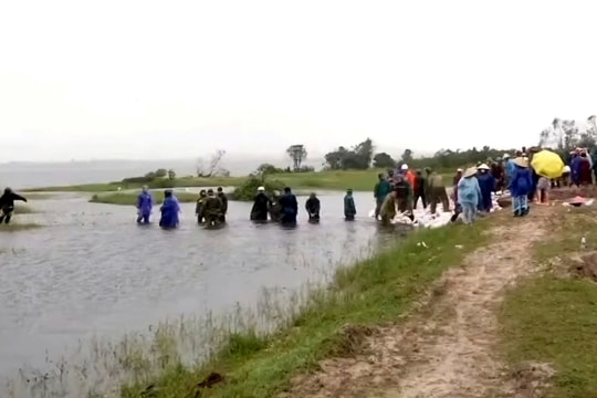 Mưa lớn gây vỡ đê bao ở Hà Tĩnh, cảnh báo nguy cơ mất an toàn công trình thủy lợi