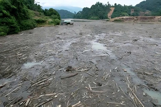 Nghệ An: Hàng tấn rác thải, gỗ mục phủ kín mặt hồ thủy điện Hủa Na