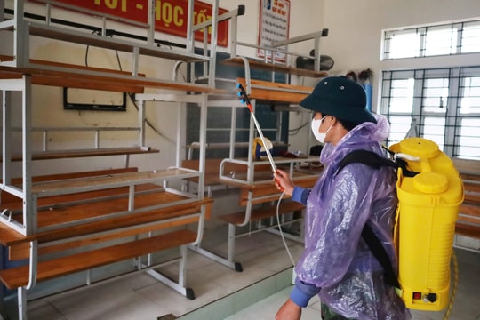 Hà Tĩnh chủ động phun khử khuẩn, xử lý môi trường sau lũ nhằm phòng chống dịch bệnh