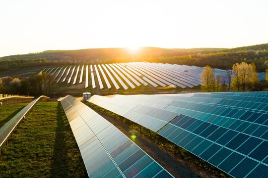 Hoàn thiện cơ chế khuyến khích doanh nghiệp tự sản xuất năng lượng tái tạo