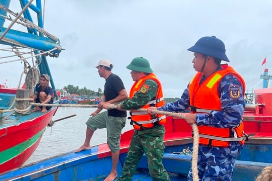 Gần 270.000 cán bộ, chiến sĩ được huy động ứng phó bão số 13