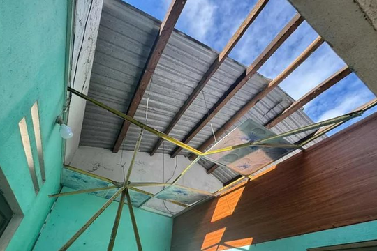 Hàng chục nhà dân ở Đà Nẵng và Quảng Ngãi tốc mái do lốc xoáy