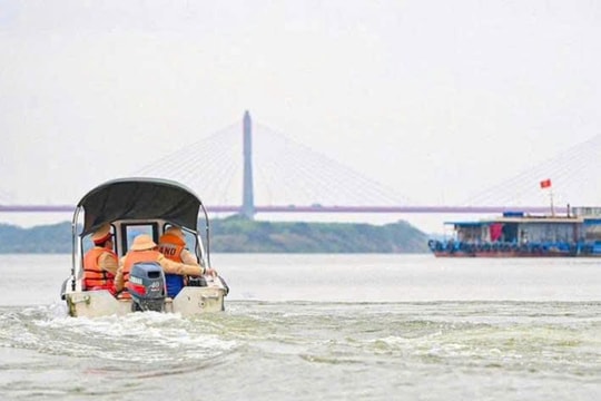 Hà Tĩnh: Cảnh sát giao thông đảm bảo an toàn giao thông đường thủy mùa mưa lũ