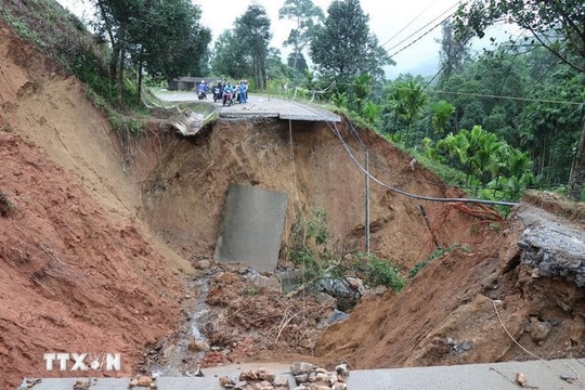 Quảng Ngãi: Sạt lở “vây kín” Sơn Tây Hạ, người dân khốn đốn vì giao thông tê liệt