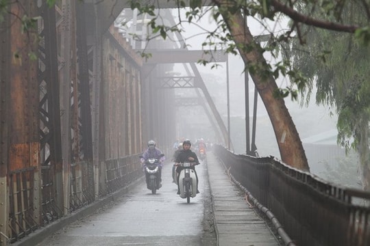 Nồm ẩm trái mùa bao giờ kết thúc tại Hà Nội và miền Bắc?