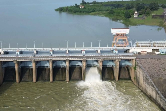 Thủy điện lớn nhất miền Nam tiếp tục xả nước qua đập tràn