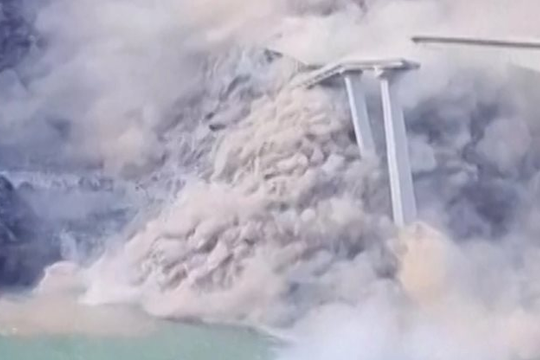 Sạt lở đất làm sập cầu dài gần 760 mét tại Trung Quốc