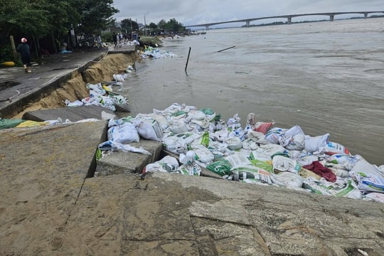 Đà Nẵng tuyên bố tình huống khẩn cấp do sạt lở tại nhiều khu vực