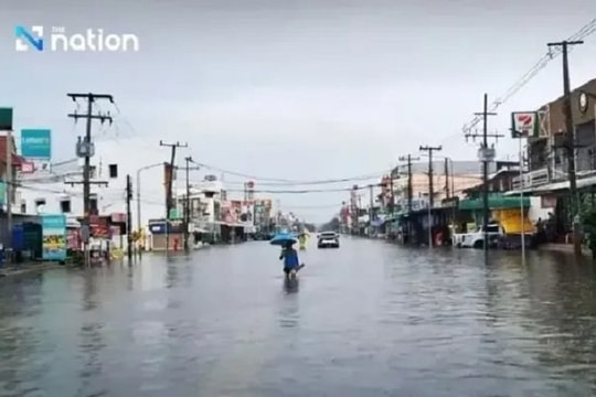 Mưa lũ kéo dài gây ngập sâu tại 17 tỉnh miền Trung Thái Lan