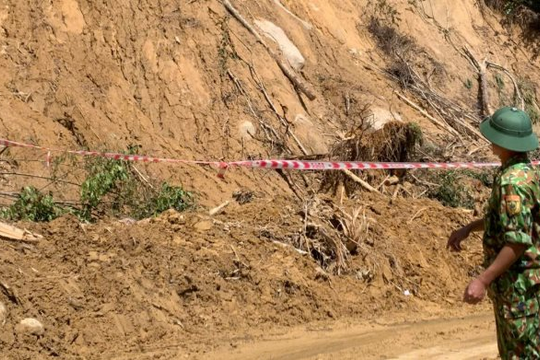 Sạt lở nghiêm trọng tại Đà Nẵng, 3 người mất liên lạc