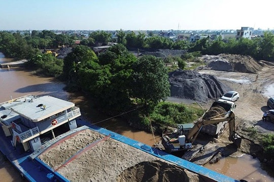 Phát hiện bãi tập kết vật liệu xây dựng không phép trên sông ở Hưng Yên